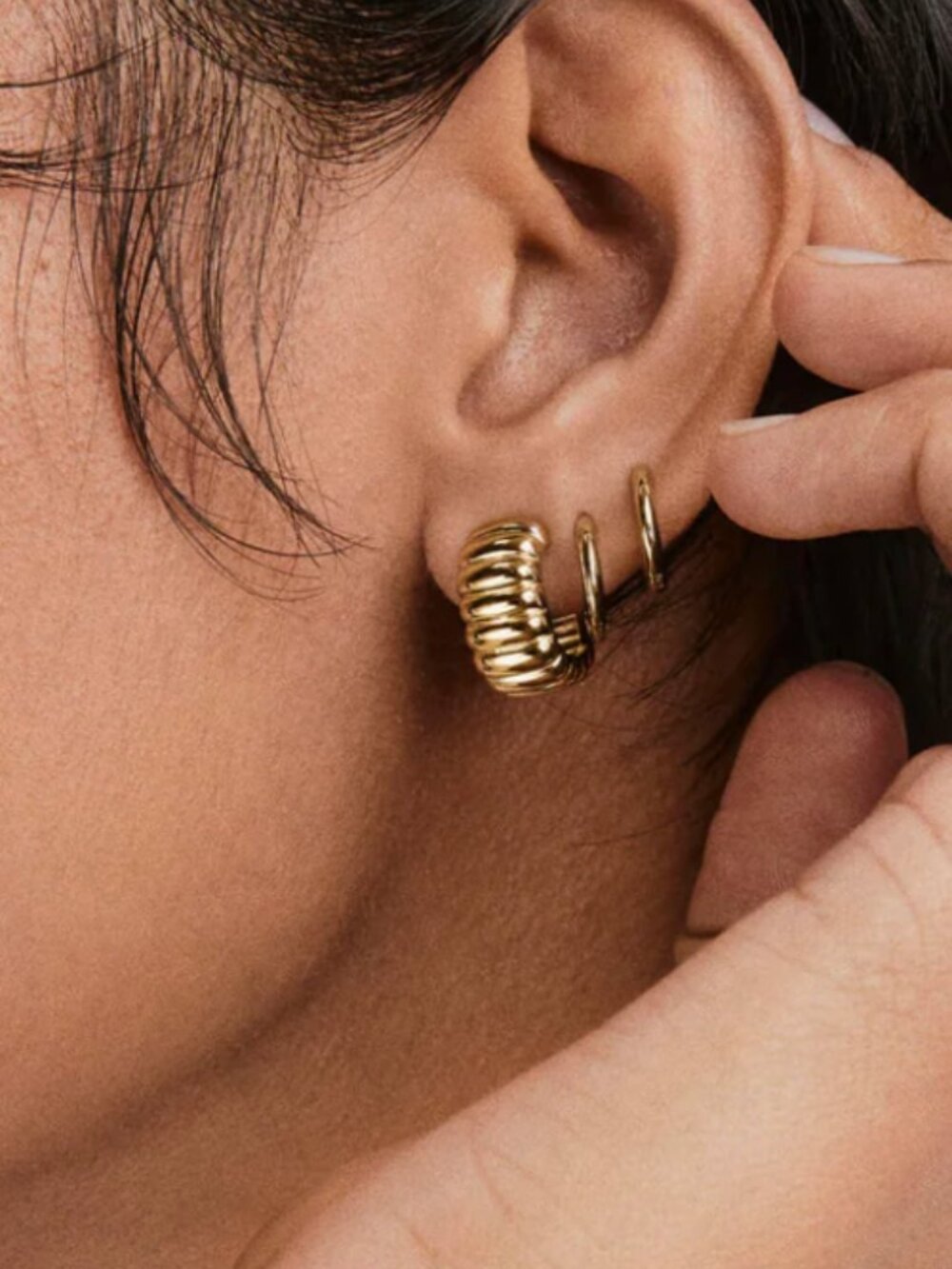 Mejuri Charlotte Bold Hoops - Picture 2 of 3